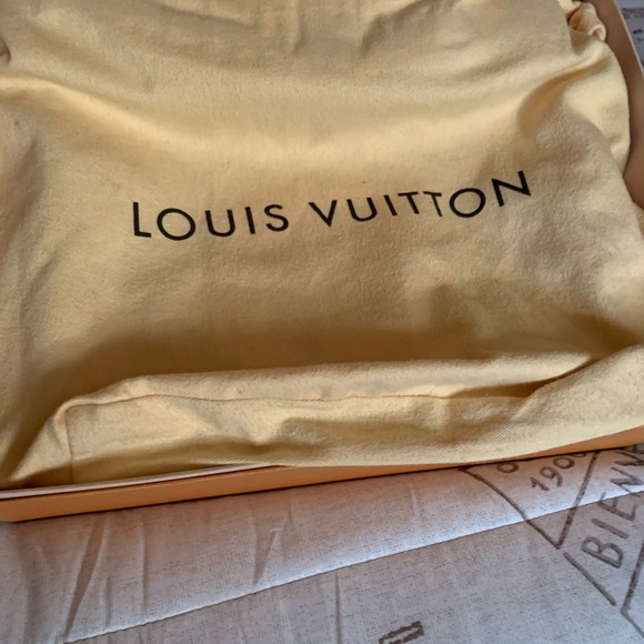 ***SOLD***100% LV Damier Azur Naviglio Messenger - Picture 14 of 16